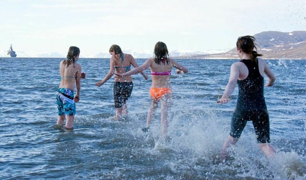 Disse friske jentene lot seg ikke be to ganger, men kastet seg ut i det kalde vannet under lørdagens sankthansfeiring.