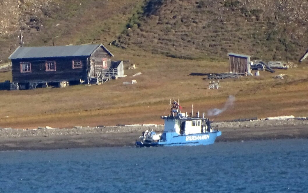 Sysselmannen avfyrer knallskudd fra båt. Sysselmannen avfyrer knallskudd fra båt.