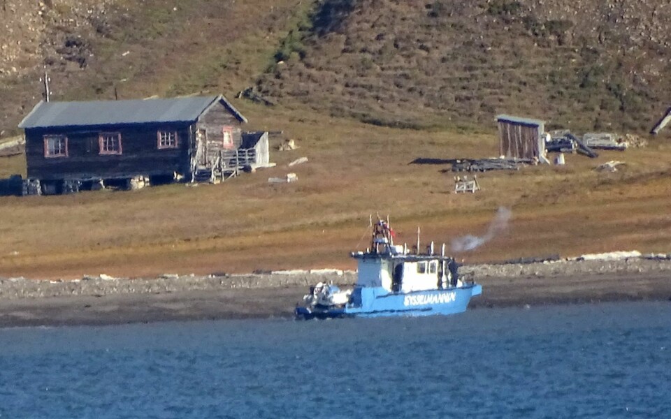 Sysselmannen avfyrer knallskudd fra båt.