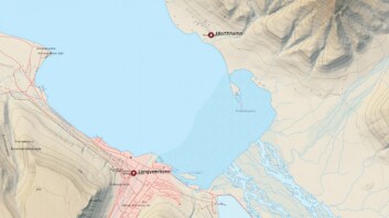 Sysselmannen forsøker å skremme bort isbjørnen fra Hiorthhamn etter at den har prøvd å ta seg inn i hytter. Sysselmannen forsøker å skremme bort isbjørnen fra Hiorthhamn etter at den har prøvd å ta seg inn i hytter.