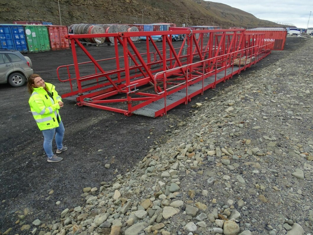 GJENBRUKES: Kull-stackeren fra Svea skal bygges om til gangbro over Longyearelva, forteller driftsingeniør Lillian Risvaag i Longyearbyen lokalstyre.