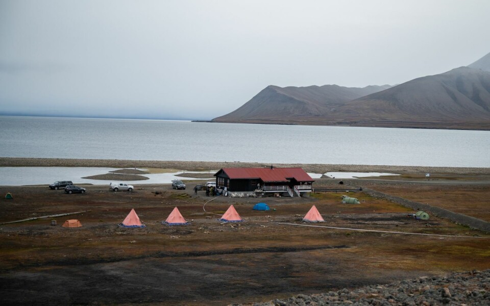 Slik ser det ut på campingen ved halv åtte-tiden fredag morgen. Folk fra Sysselmannen står ved hytta, og sperringer er satt opp.
