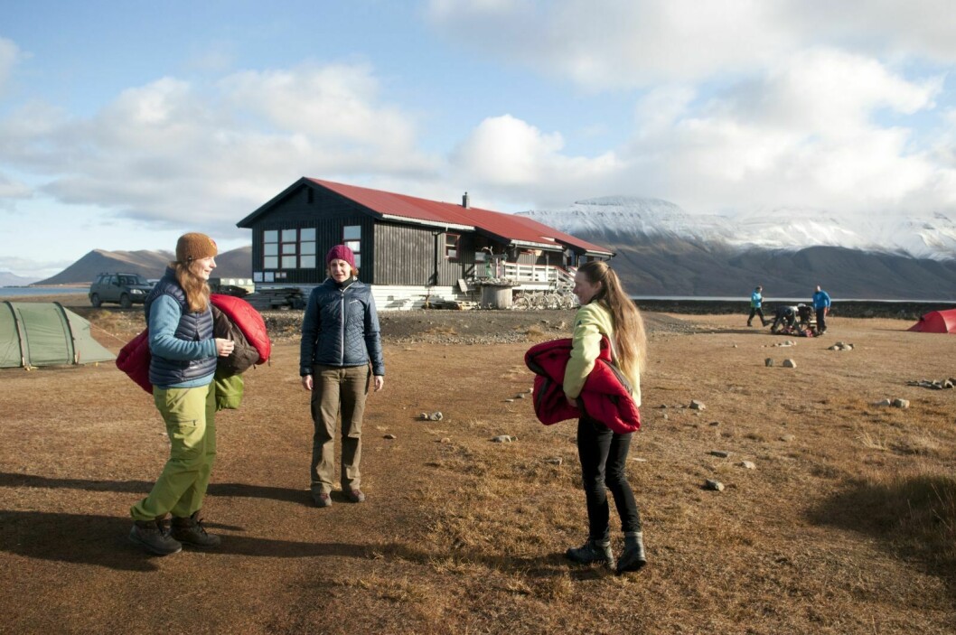 Campingplasseier Michelle van Dijk, lengst til høyre i bildet er sjokkert etter isbjørntragedien. Bildet er tatt i 2014.