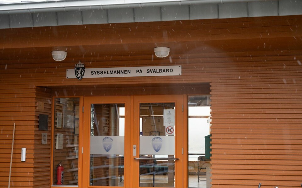 Campinggjestene som var på stedet da en mann ble angrepet av en isbjørn natt til fredag sitter nå i avhør hos Sysselmannen. Campinggjestene som var på stedet da en mann ble angrepet av en isbjørn natt til fredag sitter nå i avhør hos Sysselmannen.