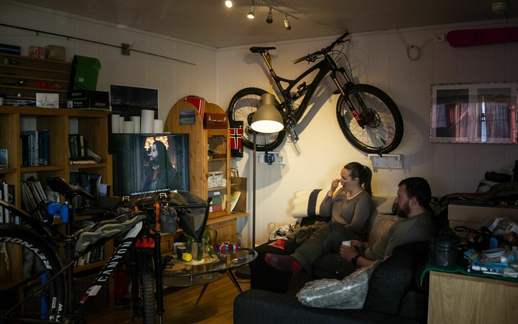Med stuen som forberedelsesrom for årets sykkelferie til Tromsø, finner Alex og Karolina likevel iblant tiden til å slappe av foran TV-en. Karolina liker ofte å strikke samtidig, og da må lyset på.