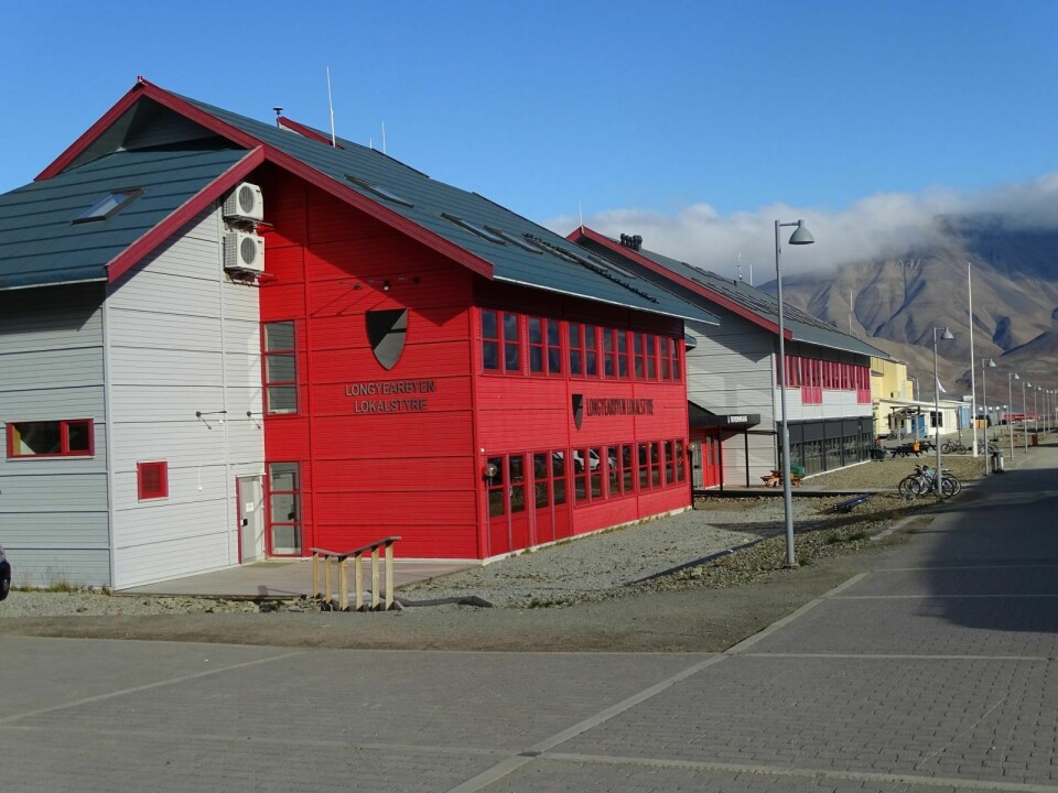 TO SØKNADER HITTIL: Longyearbyen lokalstyre administrerer tilskuddsordningen for hjemreise for utlendinger  på Svalbard.