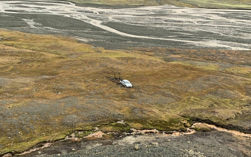 FORLATT: Leiebilen som ble kjørt fast på tundraen i Bjørndalen lørdag.