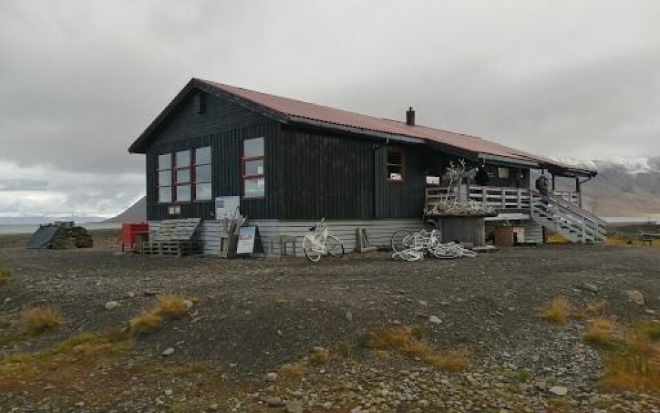 Servicebygget på campingplassen med “Det magiske rommet” til venstre.