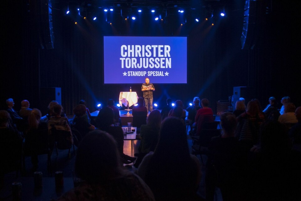 En god latter forlenger livet! Og er bra for folkehelsa. Her illustrert med et bilde fra en nesten fullsatt kulturhussal der latteren satt løst mandag kveld.