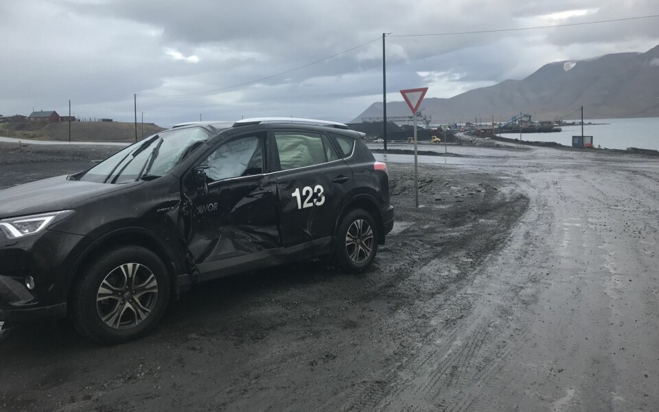 Vedkommende som kjørte på denne bilen vedtok ikke forelegget for vikepliktsbrudd, og må derfor møte for Nord-Troms tingrett. Vedkommende som kjørte på denne bilen vedtok ikke forelegget for vikepliktsbrudd, og må derfor møte for Nord-Troms tingrett.