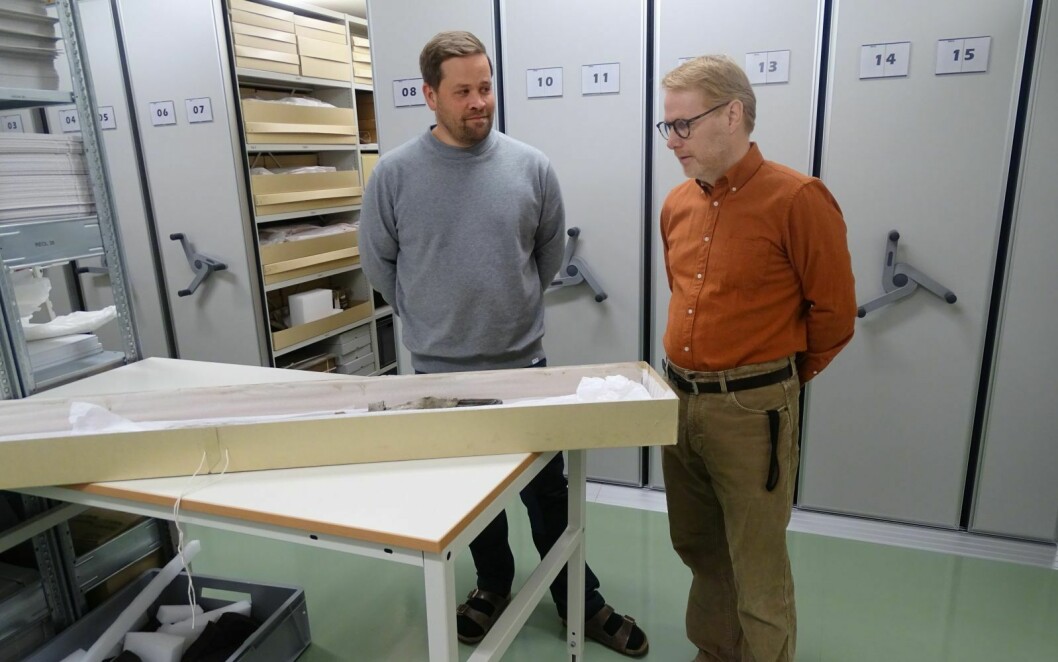 55.000 GJENSTANDER: 10.000 gjenstander av Svalbard Museums samling på 55.000 er tilgjengelig på nett. Konservator Sander Solnes (t.h.) er samlingsansvarlig, her med kollega, arkeolog Mikael Amadeus Bjerkestrand.