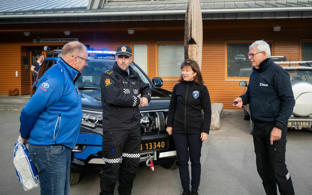 Det ble overrekking av den nye bilen fredag ettermiddag. Fra venstre: Roger Eriksen, Svalbard Auto, sysselmannsførstebetjent Anders Haugerud, sysselmann Kjerstin Askholt og Trond Simarud, Simarud Electronic.