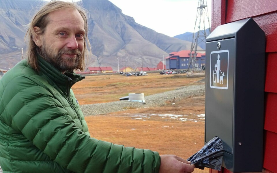 EN HJELPENDE HÅND: Bjørnar Kruse demonstrerer en av de to nye hundepose-dispenserne som LL har montert i sentrum.