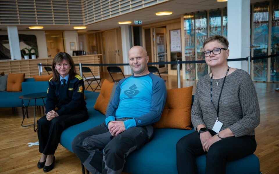 Fra venstre: Sysselmann Kjerstin Askholt, smittevernlege Knut Selmer og administrasjonssjef i Longyearbyen lokalstyre Hege Walør Fagertun. Fra venstre: Sysselmann Kjerstin Askholt, smittevernlege Knut Selmer og administrasjonssjef i Longyearbyen lokalstyre Hege Walør Fagertun.