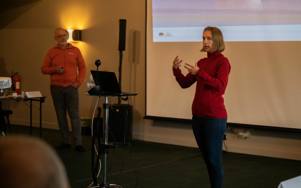 Næringsminister Iselin Nybø under møtet med reiselivsnæringen i august. I bakgrunnen reiselivssjef Ronny Brunvoll.