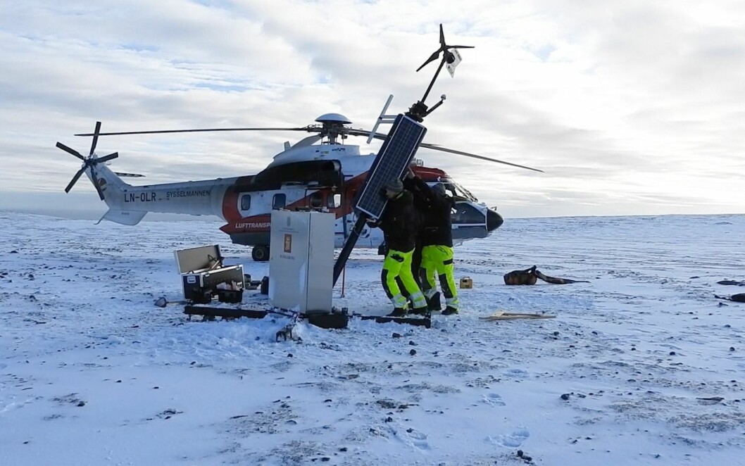 De nye AIS-basestasjonene gir en oppdatert oversikt av skipstrafikken nordvest og øst for Svalbard. Basestasjonene er utviklet og montert av Kongsberg Seatex på oppdrag fra Kystverket. Ressurser fra Sysselmannen på Svalbard og Lufttransport bistår under utbyggingen. De nye AIS-basestasjonene gir en oppdatert oversikt av skipstrafikken nordvest og øst for Svalbard. Basestasjonene er utviklet og montert av Kongsberg Seatex på oppdrag fra Kystverket. Ressurser fra Sysselmannen på Svalbard og Lufttransport bistår under utbyggingen.