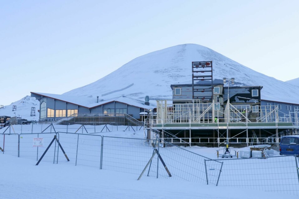 Hurtigruten Svalbard og Consto Svalbard blir ikke enige om sluttoppgjøret etter bygging av dette tilbygget til Polarhotellet.