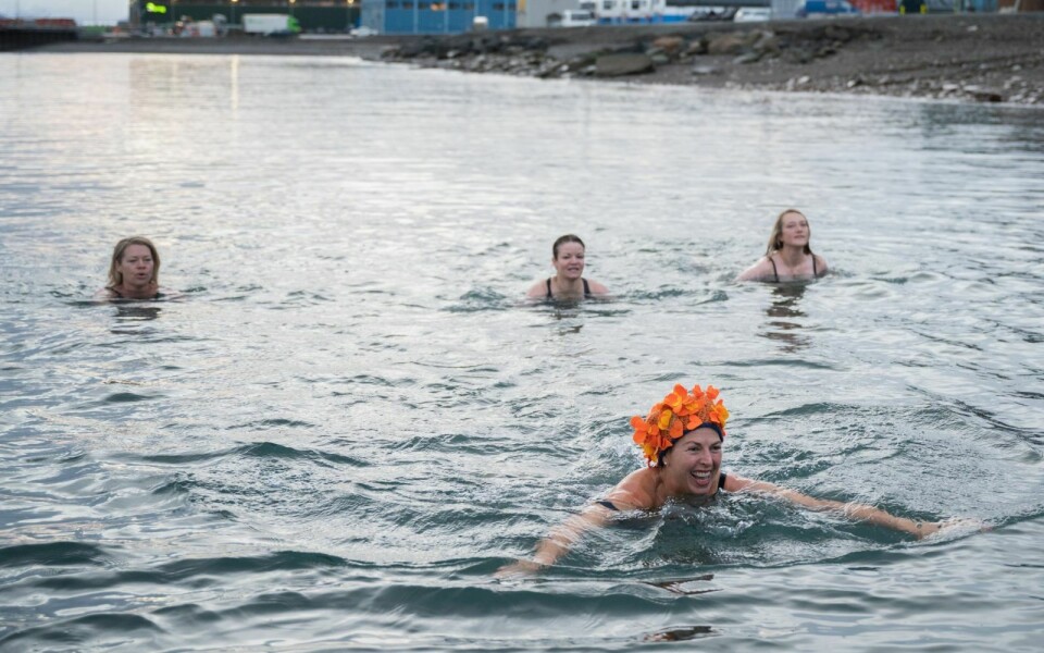 Det var ikke snakk om noen sekunder i vannet, det var en god svømmetur. Fra venstre: Maiken Hermansen, Renate Pedersen, Brita Knutsen Dahl og Birgitte Vegsund.