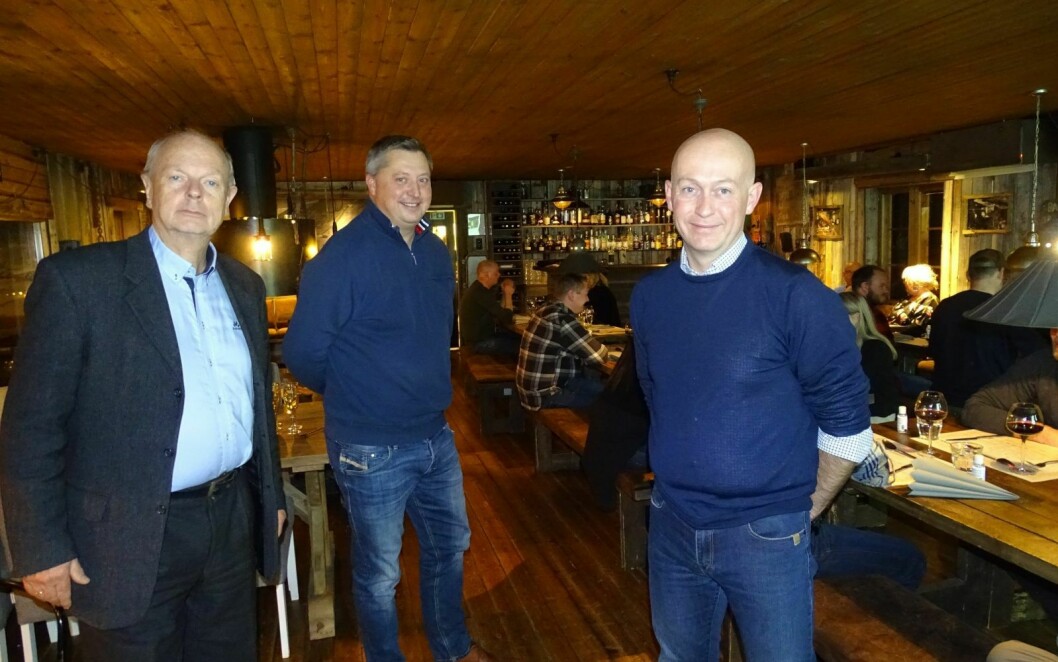 FØRSTE GANG: Forfatter og NRK-veteran Morten Jentoft (f.v.) var på sitt første Svalbard-besøk denne uka, som var i regi av Nito, her ved lokal leder Kjell Ivar Haugnes og regionsjef Paul Eirik Davies.