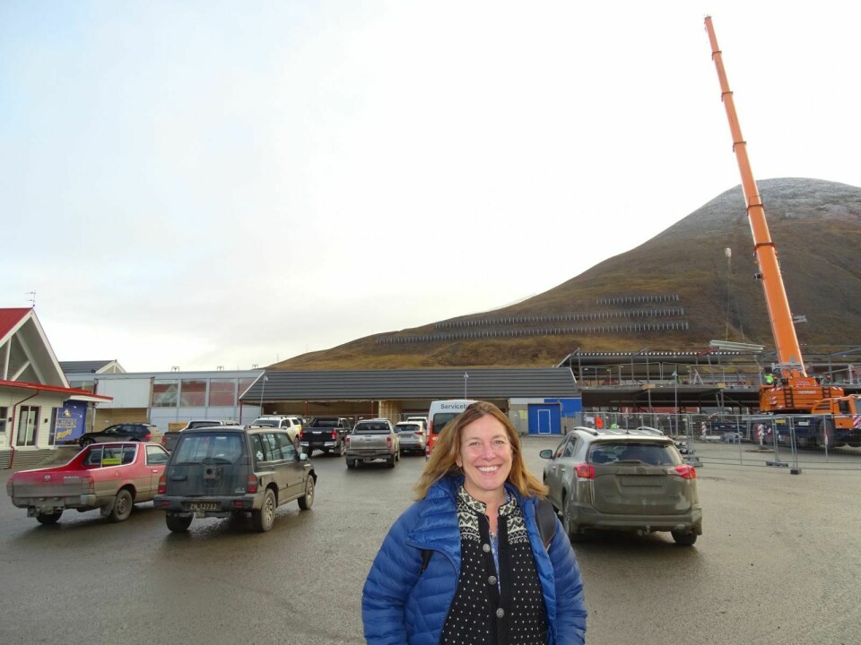 PLASS NOK: Leder for matfestivalen Smak Svalbard, Hege Giske, foran parkeringsplassen i sentrum. Kranen flyttes i anledning festivalen neste uke.