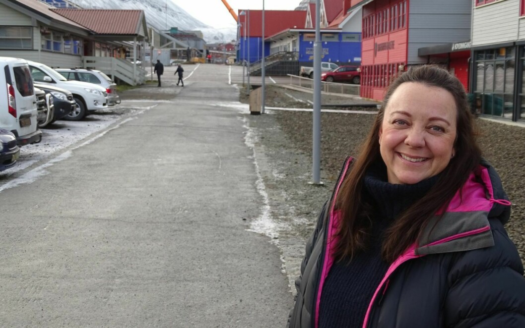 KLAR FOR MØRKET: Helsesykepleier Marianne W. Thorstad er ansatt ved Longyearbyen sykehus og har Longyearbyen skole som arbeidssted tre dager i uka.
