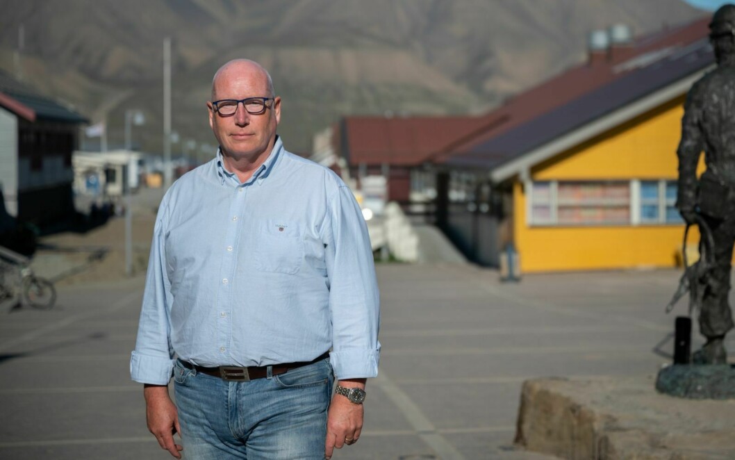 KONTANT BESKJED: Daglig leder Ronny Strømnes forteller at Svalbardbutikken årlig omsetter ca. 40 millioner kroner i kontanter.