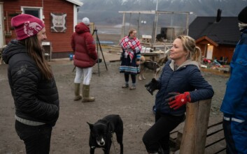 Karina Bernlow, til høyre, ønsker flere adopsjonsfamilier i Longyearbyen. Her sammen med Ingrid Ballari Nilssen, som har adoptert to hunder fra Green Dog.