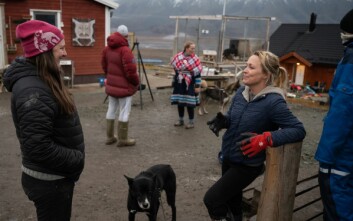 Karina Bernlow, til høyre, ønsker flere adopsjonsfamilier i Longyearbyen. Her sammen med Ingrid Ballari Nilssen, som har adoptert to hunder fra Green Dog. Karina Bernlow, til høyre, ønsker flere adopsjonsfamilier i Longyearbyen. Her sammen med Ingrid Ballari Nilssen, som har adoptert to hunder fra Green Dog.