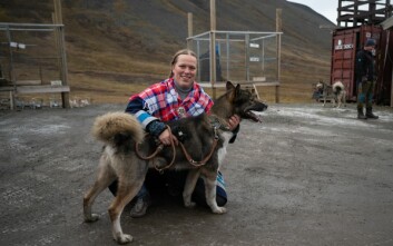 Kat Beutner har adoptert sin tredje hund, og kan ikke se for seg et Svalbard-liv uten.