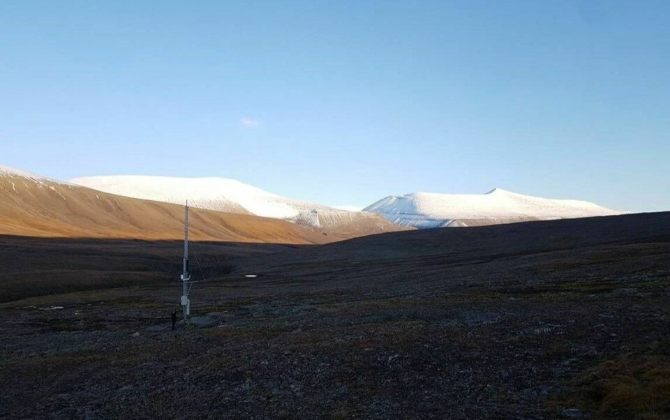 Det er et krevende arbeid å sette opp værstasjonene på Svalbards tundra. Jordgrunnen er ofte ustabil og utsatt for smeltende permafrost. Men stasjonen kom opp til slutt, også i Istjørndalen.