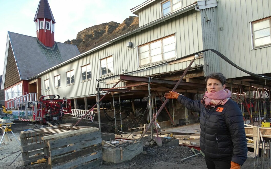 NY KJELLER: Sokneprest Siv Limstrand foran byggeplassen ved Svalbard kirke, der servicebygget skal få ny kjeller.