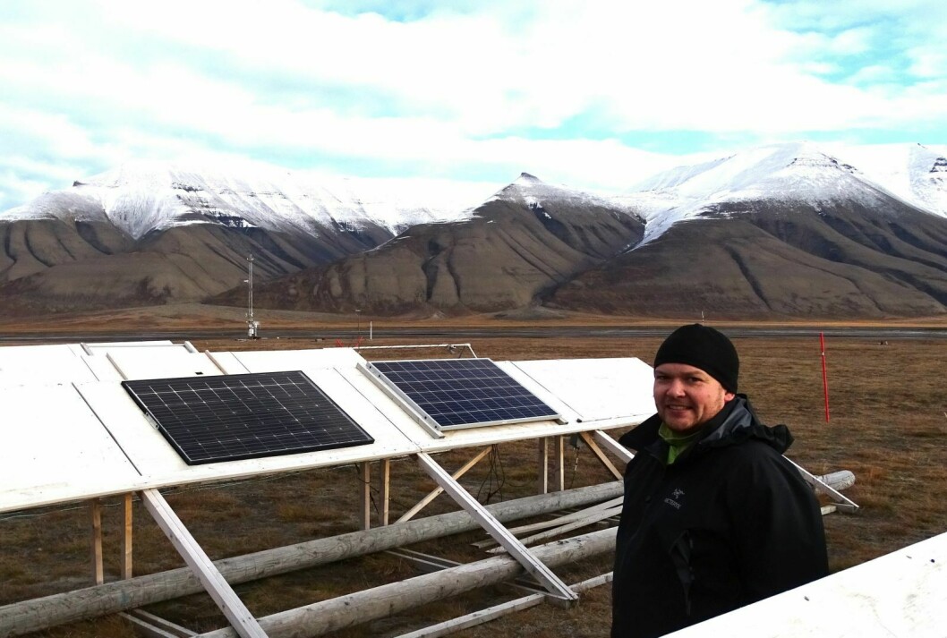 FORSKNING: Professor Aleksey Shestov ved Unis´ testanlegg for solceller i Adventdalen.