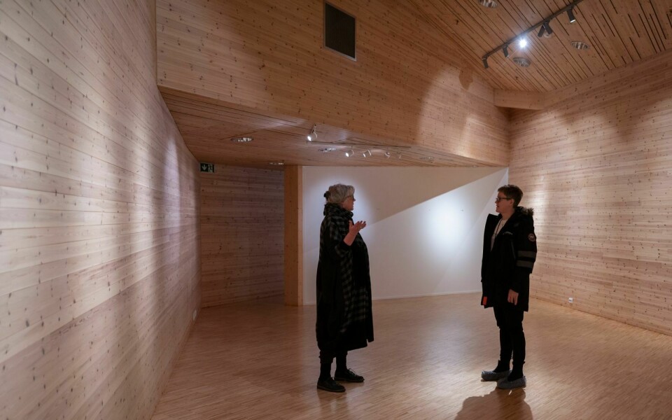 Inne i dette rommet kommer besøkssenteret. Fra venstre: Tora Hultgreen, direktør ved Svalbard museum, og Hege Walør Fagertun, administrasjonssjef i Longyearbyen lokalstyre.