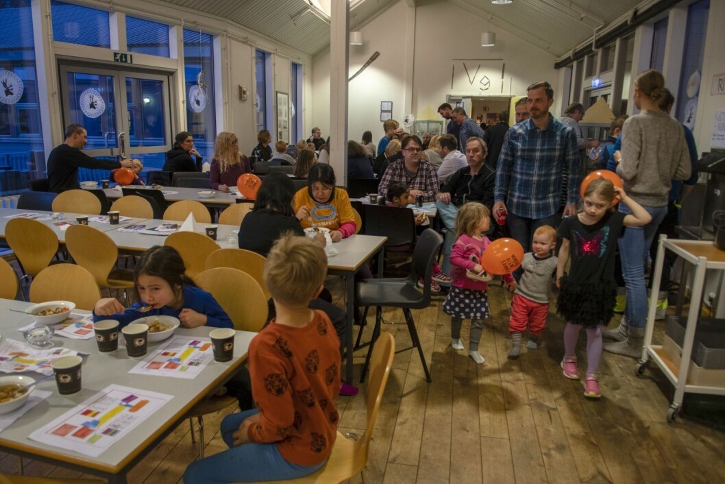Dette bildet ble tatt i fjor da sodden ble servert inne i kantina på skolen. I år blir den solgt ute i skolegården. Dette bildet ble tatt i fjor da sodden ble servert inne i kantina på skolen. I år blir den solgt ute i skolegården.