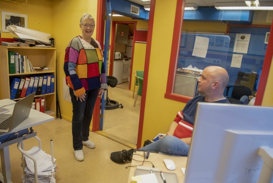Aksjonsleder Anne Lise Klungseth Sandvik har stor tro på at auksjonen skal gi godt med klingende mynt i kassa i år også. Her står hun i den omtalte jakken. Journalist Audun Bårdseth til høyre. Aksjonsleder Anne Lise Klungseth Sandvik har stor tro på at auksjonen skal gi godt med klingende mynt i kassa i år også. Her står hun i den omtalte jakken. Journalist Audun Bårdseth til høyre.