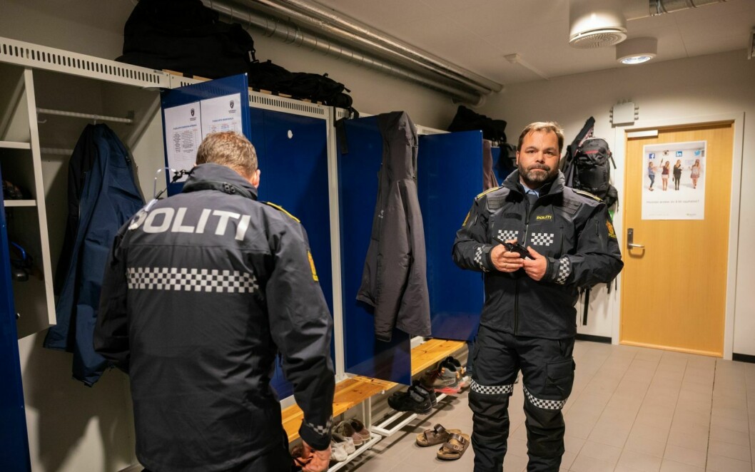 Sysselmannsførstebetjentene Kjetil Vereide (med ryggen til) og Waldemar Lager gjør seg klare til å dra ut lørdag kveld.