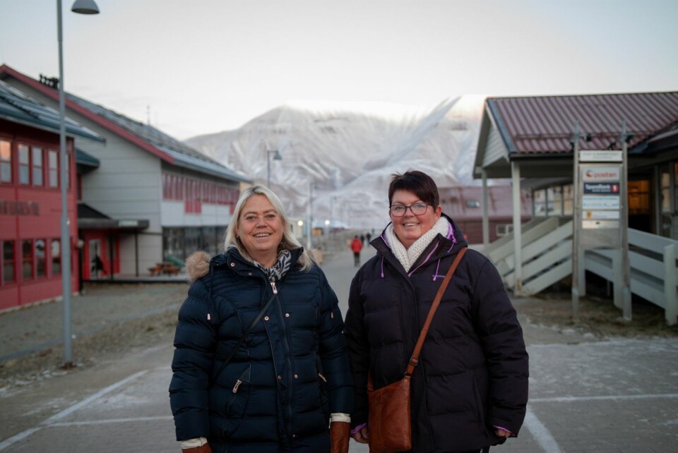 Søstrene Joran og Marit Eiken sier at korona førte de til Svalbard. Søstrene Joran og Marit Eiken sier at korona førte de til Svalbard.