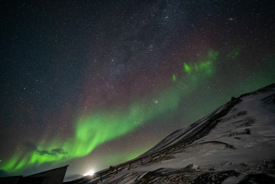 Dette bilde er tatt ved Gruve 6. Her så man nesten ikke nordlyset, men kameraet klarte å fange det. Innstillingene var: ISO 40 000, lukkertid 10 sec og F 2.8