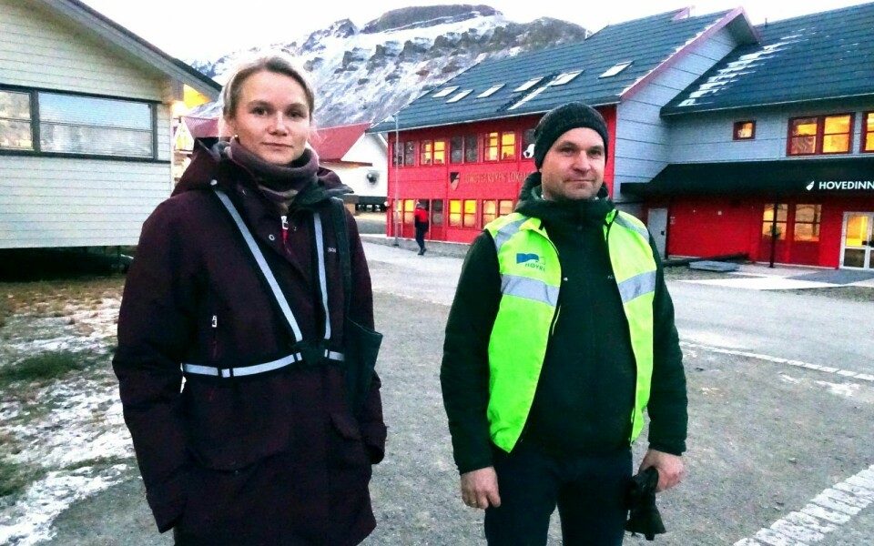 SAMMEN: Aksjonsleder Zdenka Sokolickova og lokalpolitiker Stein-Ove Johanessen øker presset mot Sparebank1 Nord-Norge for å omgjøre vedtaket om å stenge lokalkontoret i Longyearbyen.