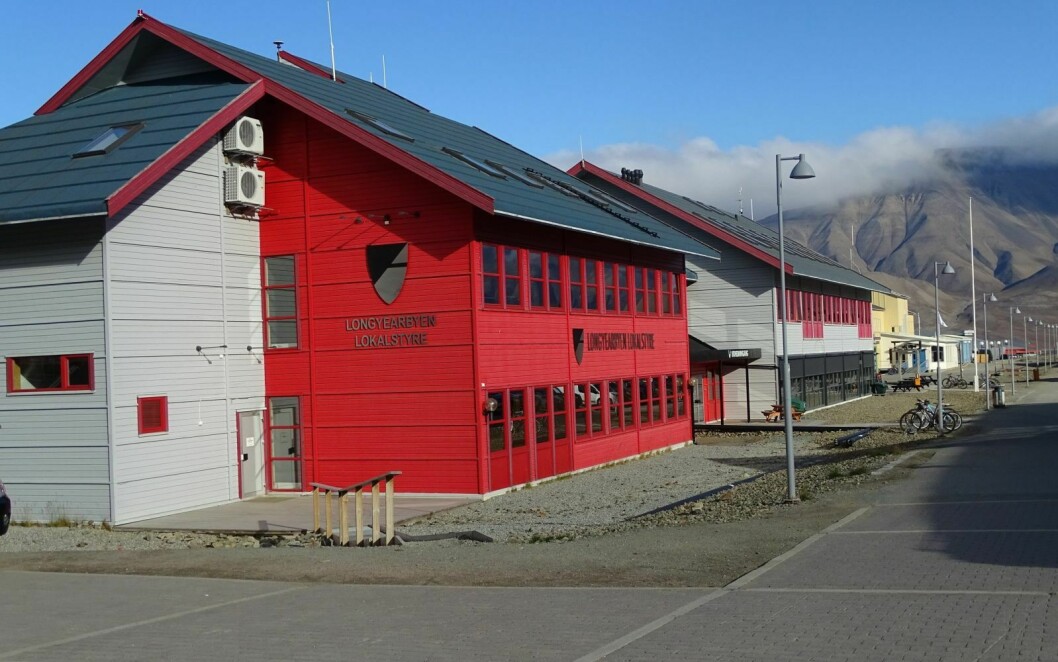 MOTTAR SØKNADER: Longyearbyen lokalstyre administrerer tilskuddsordningen for hjemreise for utlendinger  på Svalbard.