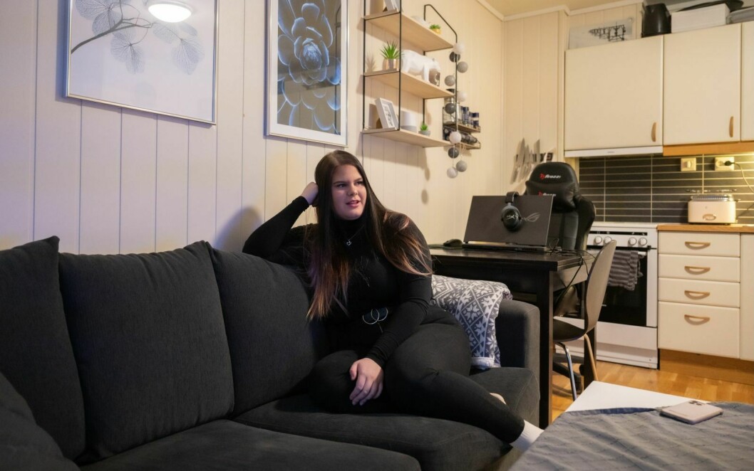 June Bliksvær ble ferdig utdannet innenfor reiseliv i juni. Nå står hun uten jobb, og dagpenger basert på lærlinglønnen.