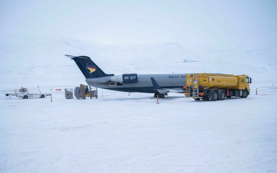 Det har ikke kommet postfly til Longyearbyen denne uken, og Svalbardbutikken begynner å gå tom for melk.