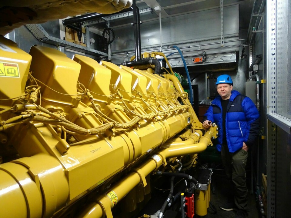 EN AV TRE: Dieseldrevne aggregater sørger heretter for at Longyearbyen er fullsikret i tilfelle stans ved det kullfyrte energiverket, forteller produksjonsleder Merwyn Salberg Thomsen.