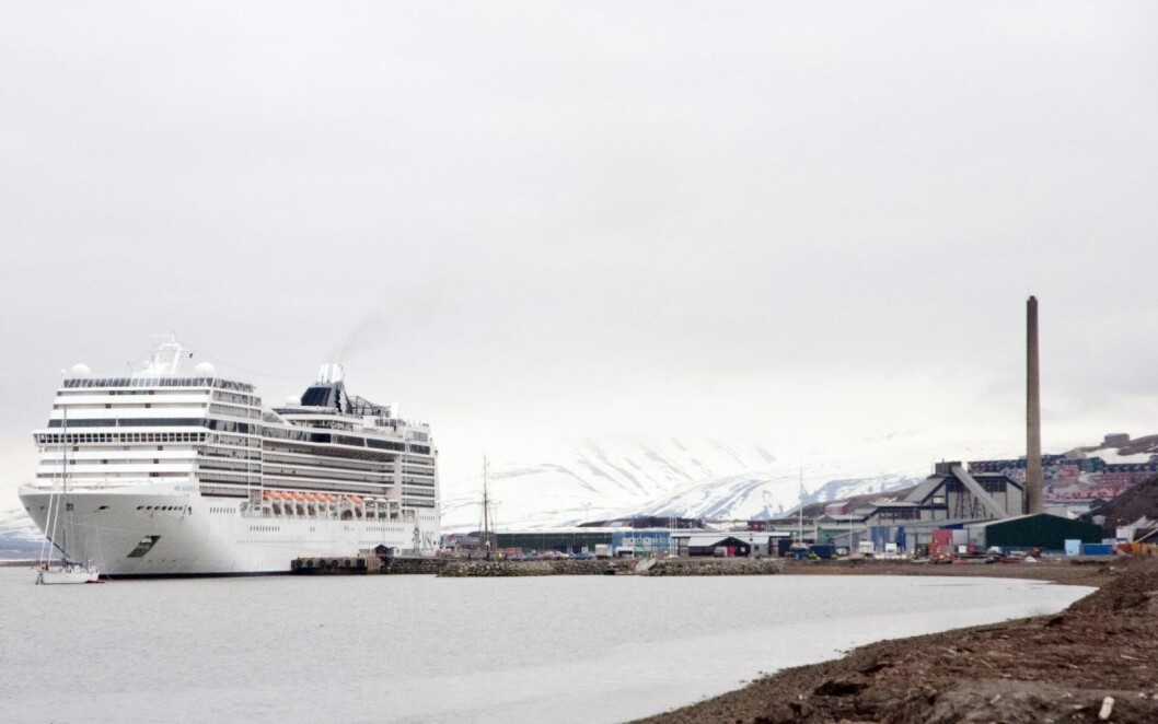 Regjeringen foreslår å forby tungolje på hele Svalbard, og sender forslaget ut på høring. Regjeringen foreslår å forby tungolje på hele Svalbard, og sender forslaget ut på høring.