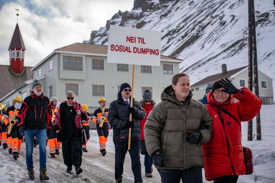 Svein Jonny Albrigtsen bærer parolen. Heidi Brun til venstre foran. Svein Jonny Albrigtsen bærer parolen. Heidi Brun til venstre foran.