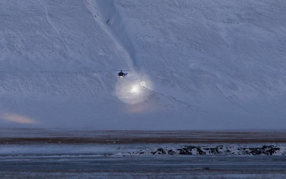 Isbjørnen befinner seg fremdeles i Adventdalen. Bilde tatt mandag formiddag. Isbjørnen befinner seg fremdeles i Adventdalen. Bilde tatt mandag formiddag.