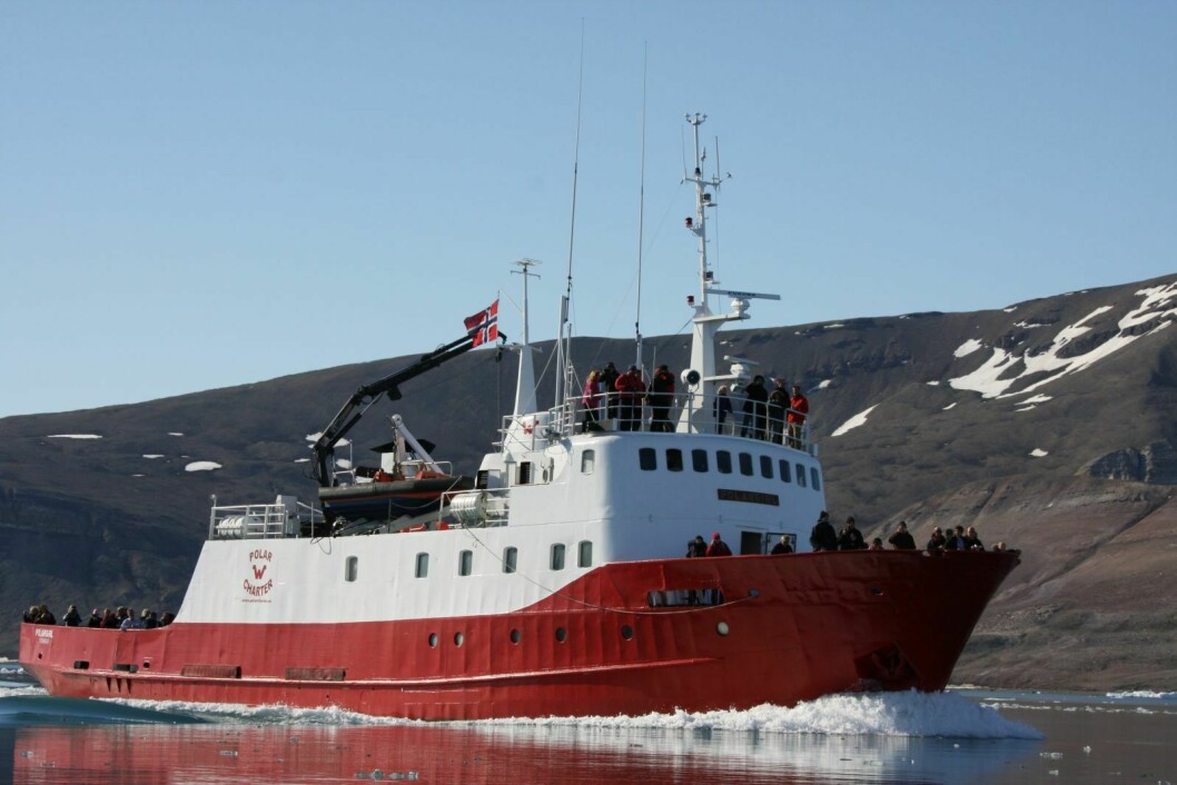 Polar Charter bringer turister fram med båten Polargirl.
