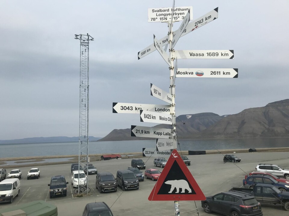 957 KILOMETER UNNA: Har du vært i utlandet, skal du i karantene på fastlandet før du kommer videre til Svalbard lufthavn (bildet). En fastboende ble karantene-fast i Tromsø og synes informasjonen kunne vært bedre tilgjengelig.