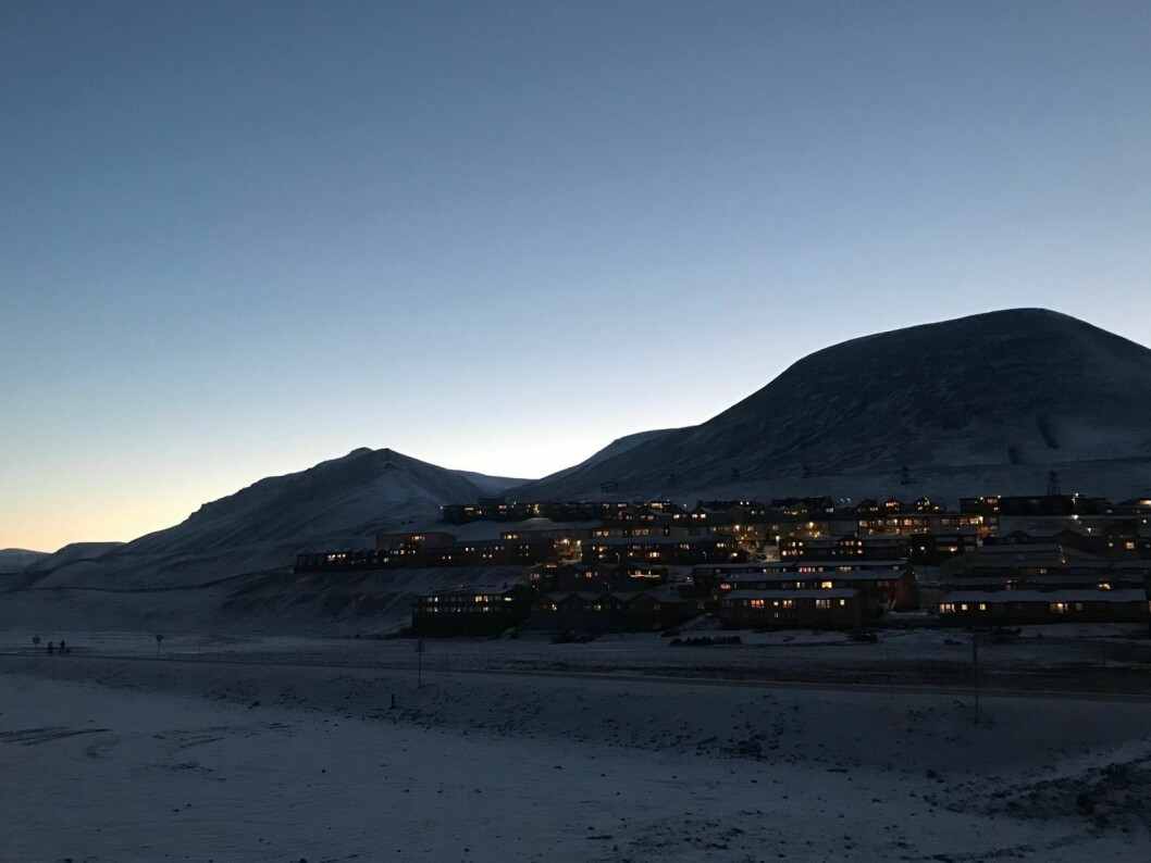 Longyearbyen i mørketidslys. Longyearbyen i mørketidslys.