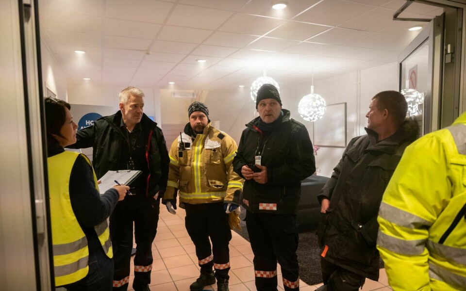 Brannøvelse på Næringsbygget. Overbrannmester Geir Hekne, nummer to fra høyre, er generelt sett fornøyd.